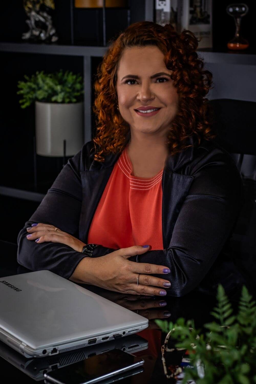Retrato da Dra. Lilian Cristina, advogada trabalhista, à mesa do escritório